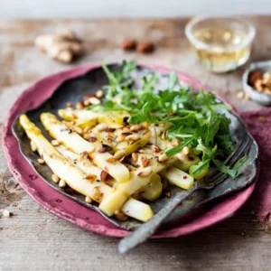 Gebratener Spargel mit Pinienkernen