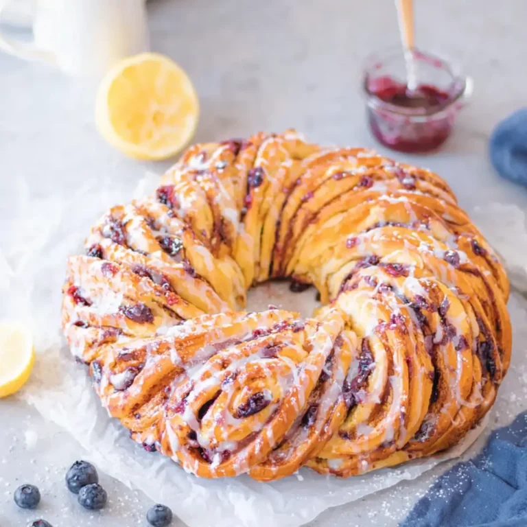 Hefekranz mit Marmelade