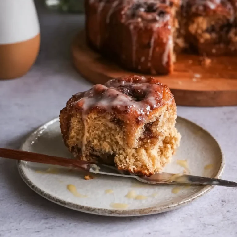 Veganer Zimtschneckenkuchen mit Vanilleglasur