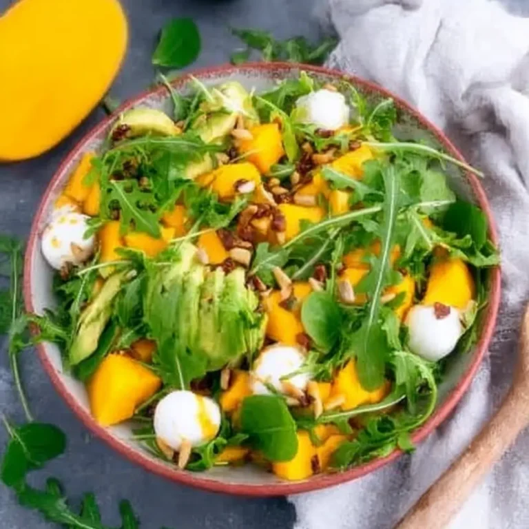 Rucola Mango Salat mit Pinienkernen