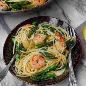 Spaghetti mit Garnelen und grünem Spargel