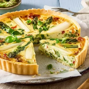Spargelquiche mit grünem und weißem Spargel