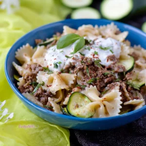 Türkische Pasta mit Joghurt Sauce und Hackfleisch