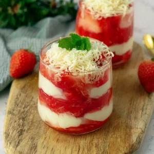 Dessert im Glas mit Erdbeeren