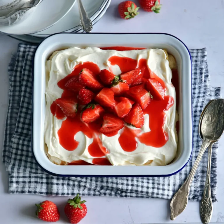Erdbeer Tiramisu mit Vanille Mascarpone Creme und Löffelbiskuits
