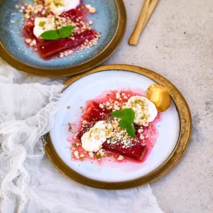 Gerösteter Rhabarber mit Kardamom, Joghurt und Haselnüssen