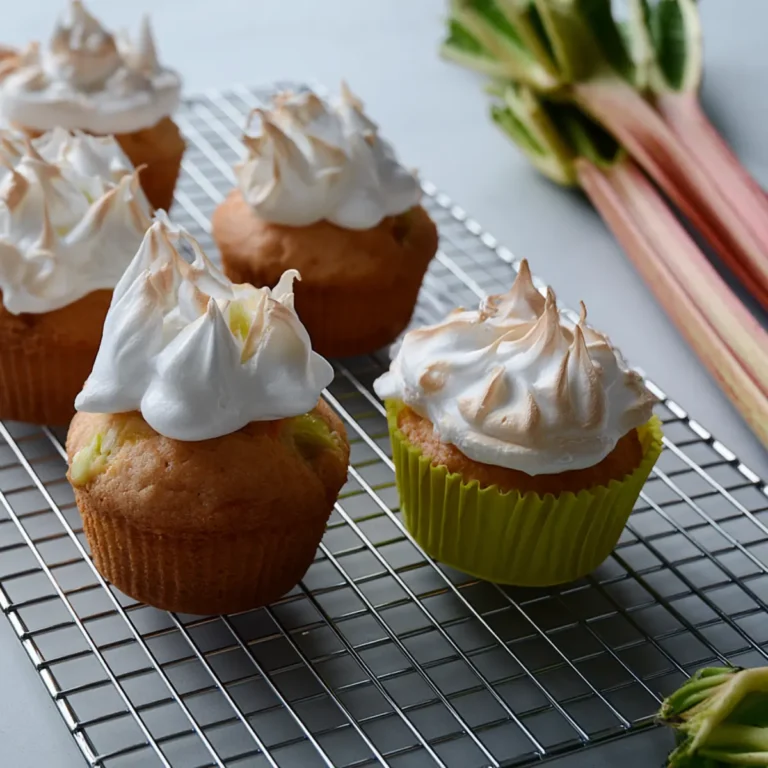 Rhabarber Muffins mit Baiser Haube