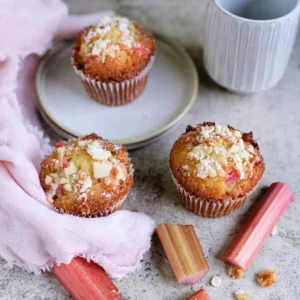 Rhabarbermuffins mit weißer Schokolade