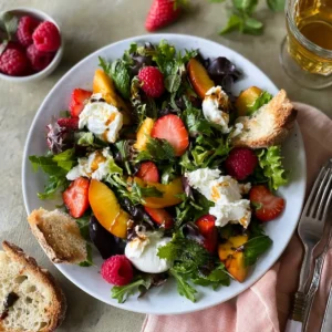 Sommersalat mit Erdbeeren, Nektarinen und Burrata