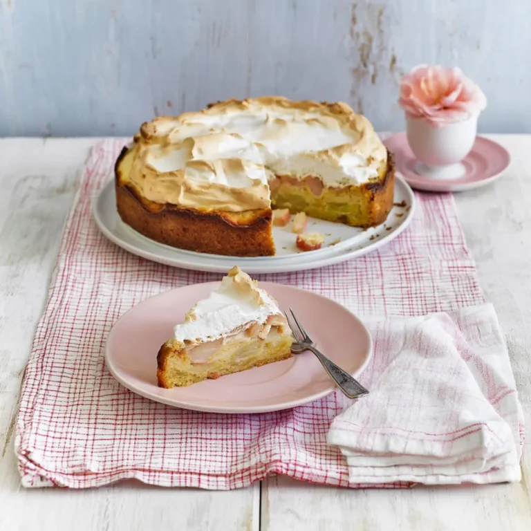 Rhabarberkuchen mit Baiser und Rührteig