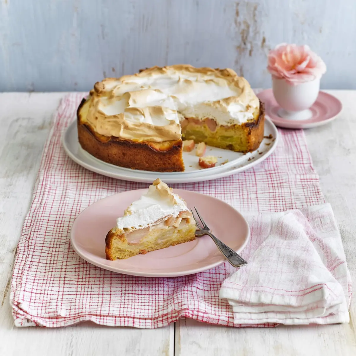 Rhabarberkuchen mit Baiser und Rührteig