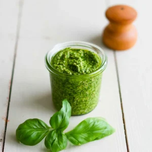 Basilikum-Mandel-Pesto