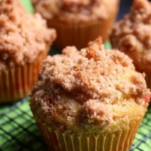 Buttermilch Rhabarber Muffins mit Streuseltopping