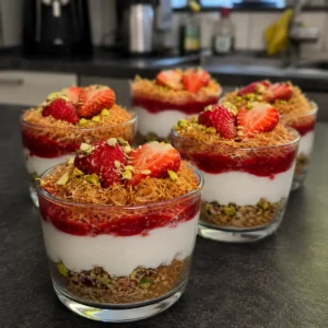 Pistazien-Kadayif-Erdbeer-Cheesecake-Cups