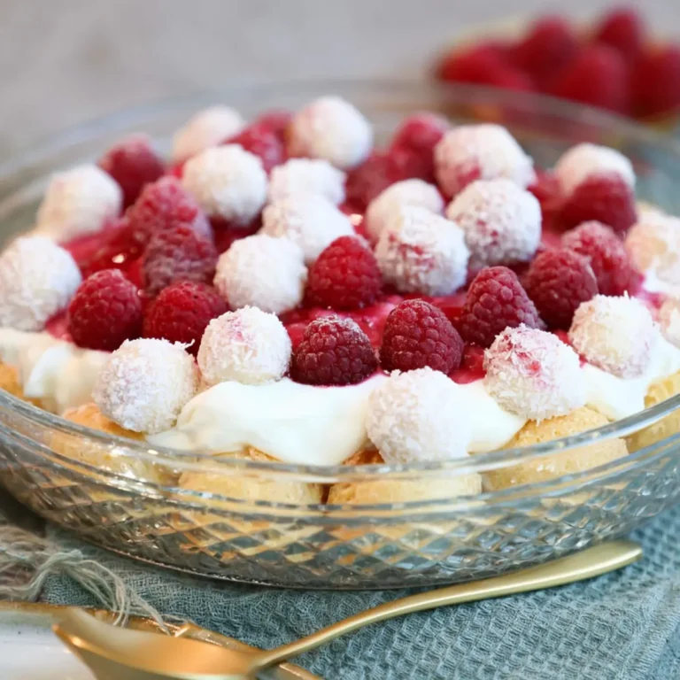 Windbeutel Dessert mit Raffaello, Himbeeren und Quarkcreme